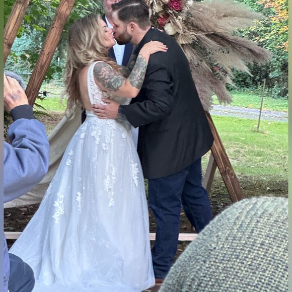 Stunning Wedding Dress - Perfect for a Boho Wedding - Picture 5 of 15